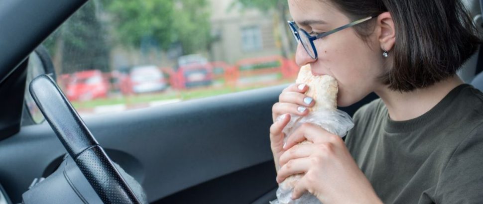 mulher-comida-carro